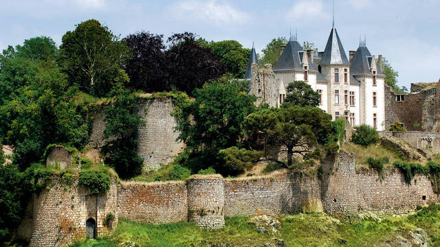 Vue sur les remparts du Château de Bressuire
