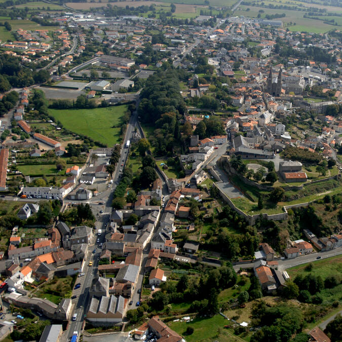 Mauléon, Petite Cité de Caractère et Village étape aux portes du Puy du Fou PWall/CD79