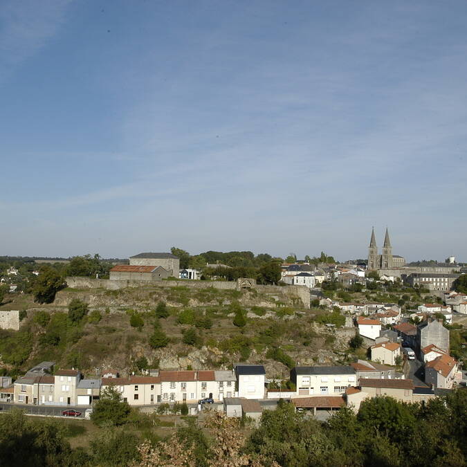 Vue des remparts du château à Mauléon @PWall/CD79